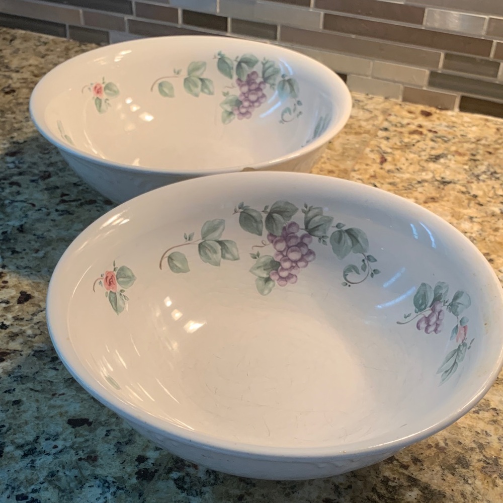 Set of 2 grapevine serving Bowls